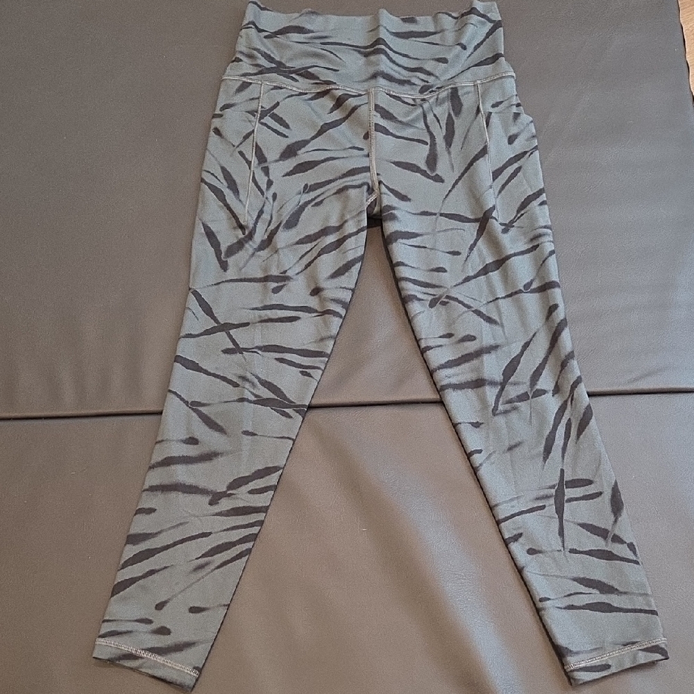 Athleta Black and Gray Salutation Stash Pocket II 7/8 Tight